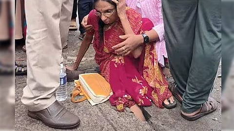 കണ്ണൂരിൽ ബസ് സ്റ്റാൻഡിലെ സ്ലാബിനിടയിൽ വീട്ടമ്മയുടെ കാൽ കുടുങ്ങി