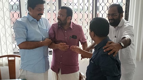 ഭൂപതിവ് നിയമഭേദഗതി അവതരിപ്പിച്ച ശേഷം നിയമസഭയുടെ സന്ദർശക ഗ്യാലറിയിൽ എത്തിയ മന്ത്രിമാരായ കെ രാജൻ ,റോഷി അഗസ്റ്റിൻ എന്നിവരെ കർഷക യൂണിയൻ എം സംസ്ഥാന പ്രസിഡന്റ് റെജി കുന്നംകോട്ട് അഭിനന്ദനങ്ങൾ അറിയിക്കുന്നു