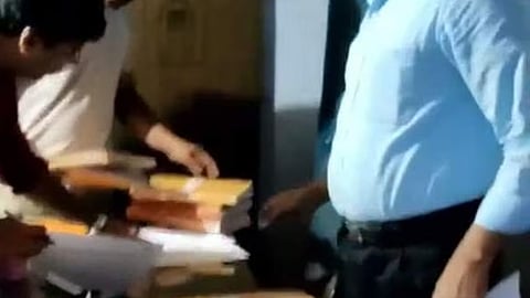 പിടിച്ചെടുത്ത പണം പരിശോധിക്കുന്നു.