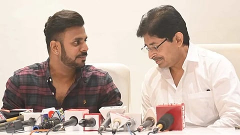 മനോജ് തിവാരുംയ സ്നേഹാശിഷ് ഗാംഗുലിയും വാർത്താസമ്മേളനത്തിൽ.