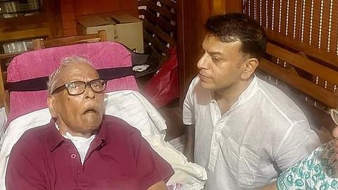തിരുവോണദിനത്തിൽ മകൻ അരുൺകുമാർ സാമൂഹ്യമാധ്യമത്തിൽ പങ്കുവച്ച വി. എസ്. അച്യുതാനന്ദന്‍റെ ചിത്രം