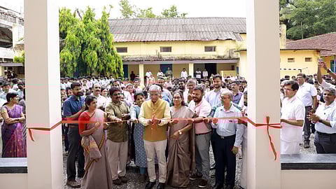 ആയക്കാട് സി എ ഹയർ സെക്കണ്ടറി സ്കൂളിലെ നവീകരിച്ച ഹയർ സെക്കണ്ടറി ബ്ലോക്ക് ഇസാഫ് സ്മോൾ ഫിനാൻസ് ബാങ്ക് എംഡിയും സിഇഒയുമായ കെ. പോൾ തോമസ്‌ ഉദ്ഘാടനം ചെയ്യുന്നു
