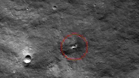 ലൂണ 25 തകർന്നു വീണ് ചന്ദ്രനിൽ രൂപപ്പെട്ട ഗർത്തം.