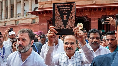 ഭരണഘടനയുമായി കോൺഗ്രസ് നേതാവ് അധീർ രഞ്ജൻ ചൗധരി, സമീപം കോൺഗ്രസ് നേതാവ് രാഹുൽ ഗാന്ധി 