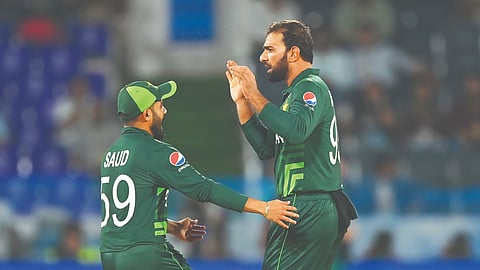 നെതർലൻഡ്സിന്‍റെ വിക്കറ്റ് നേട്ടം ആഘോഷിക്കുന്ന പാക് താരങ്ങൾ സൗദ് ഷക്കീലും ഇഫ്തിക്കർ അഹമ്മദും.