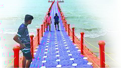 കുഴുപ്പിള്ളി ബീച്ചിലെ ഫ്ളോട്ടിങ് ബ്രിഡ്ജ്