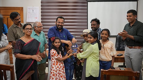 സുവോളജിക്കൽ പാർക്ക് കോൺഫറൻസ് ഹാളിലൊരുക്കിയ ചടങ്ങിൽ റവന്യൂ മന്ത്രി കെ. രാജൻ കുട്ടികളുമായി സംവദിക്കുന്നു
