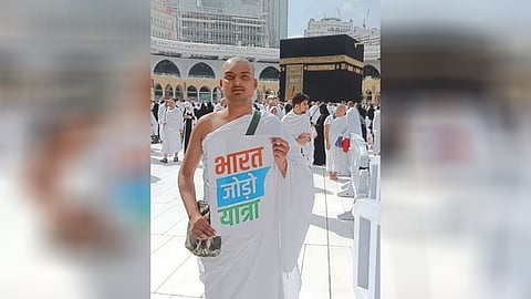 മ​ക്ക​യി​ലെ ഹ​റാം പ​ള്ളി​ക്കു മു​ന്നി​ൽ ഭാ​ര​ത് ജോ​ഡോ യാ​ത്ര​യു​ടെ പോ​സ്റ്റ​ർ ഉ​യ​ർ​ത്തി കാ​ണി​ക്കു​ന്ന യൂ​ത്ത് കോ​ൺ​ഗ്ര​സ് പ്ര​വ​ർ​ത്ത​ക​ൻ റാ​സ ഖ​ദ്രി. (ഫയല്‍ ചിത്രം)