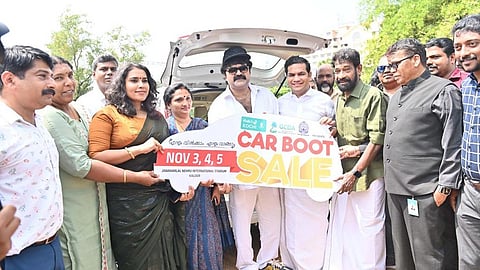 കൊച്ചിയില്‍ കൊച്ചി കോര്‍പ്പറേഷന്‍, ജിസിഡിഎ എന്നിവയുടെ സഹകരണത്തോടെ ഡയഗണ്‍ വെഞ്ച്വേഴ്സ് സംഘടിപ്പിക്കുന്ന കാര്‍ബൂട്ട് സെയിലിന്‍റെ ലോഗോ സിനിമാതാരങ്ങളായ അനൂപ് മേനോനും ഗൗരി നന്ദയും ചേര്‍ന്ന് പ്രകാശനം ചെയ്യുന്നു. ഡയഗണ്‍ വെഞ്ച്വേഴ്സ് എംഡി ഫിലിപ്പ് പുളിക്കാവില്‍, കോര്‍പ്പറേഷന്‍ കൗണ്‍സിലര്‍ ദീപ്തി മേരി വര്‍ഗീസ്, ഹൈബി ഈഡന്‍ എംപി, ജിസിഡിഎ ചെയര്‍മാന്‍ ലോക്നാഥ് ബെഹ്റ തുടങ്ങിയവര്‍ സമീപം.