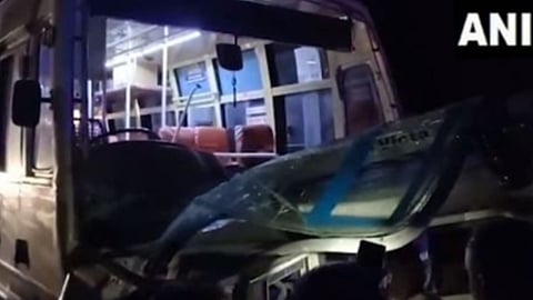 തിരുവണ്ണാമലയിൽ കാറും ബസും കൂട്ടിയിടിച്ച് 7 പേർ മരിച്ചു; 14 പേർക്ക് പരുക്ക്