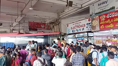 3 dead after a stopped bus rammed into the platform andhra pradesh
