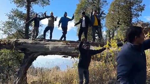 രക്ഷാപ്രവർത്തകർ നൃത്തം ചെയ്യുന്നു.