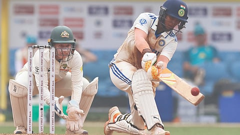 ഓസ്ട്രേലിയക്കെതിരേ ദീപ്തി ശർമയുടെ സ്ലോഗ് സ്വീപ്പ്.