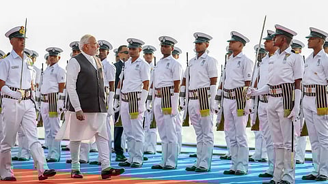 നാവിക സേന ഉദ്യോഗസ്ഥരെ സന്ദർശിക്കുന്ന പ്രധാനമന്ത്രി നരേന്ദ്ര മോദി