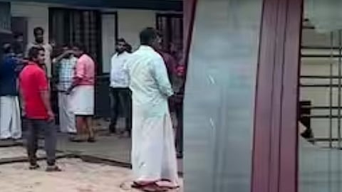 ആലപ്പുഴയിൽ കെപിസിസി ജനറൽ സെക്രട്ടറിയുടെ വീട് ആക്രമിച്ചു