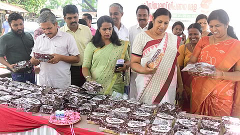 ജില്ലാ പഞ്ചായത്ത് പ്രസിഡന്റ് കെ.വി ബിന്ദു കുടുംബശ്രീയുടെ കാരറ്റ്-ഈന്തപ്പഴം കേക്ക് ജില്ലാ പഞ്ചായത്തംഗം നിർമല ജിമ്മിയെ  പരിചയപ്പെടുത്തുന്നു