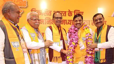 മധ്യപ്രദേശ് മുഖ്യമന്ത്രി സ്ഥാനത്തേക്കു തെരഞ്ഞെടുക്കപ്പെട്ട മോഹൻ യാദവ് മുതിർന്ന നേതാക്കൾക്കൊപ്പം.