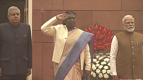 ഉപരാഷ്ട്രപതി ജഗ്ദീപ് ധൻകർ, പ്രധാനമന്ത്രി നരേന്ദ്ര മോദി എന്നിവർക്കൊപ്പം രാഷ്ട്രപതി ദ്രൗപദി മുർമു.