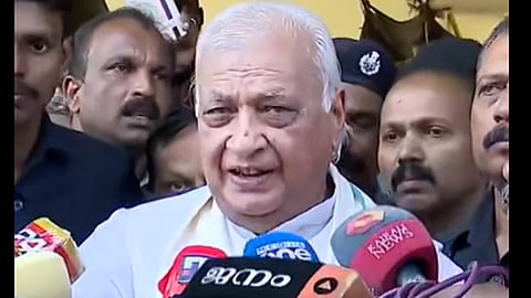 എസ്എഫ്ഐകാർക്കെതിരേ കടുത്ത വകുപ്പുകൾ ചുമത്തി ; ഗവർണർ പ്രതിഷേധം അവസാനിപ്പിച്ച് മടങ്ങി