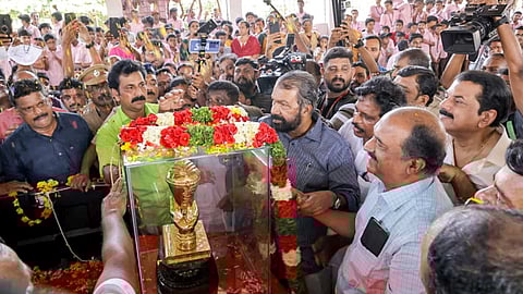 കോഴിക്കോട്ടു നിന്ന് പ്രയാണമാരംഭിച്ച് വിവിധ ജില്ലകളിലൂടെയെത്തിയ സ്വർണക്കപ്പ് കൊല്ലം ജില്ലാതിര്‍ത്തിയായ ഏനാത്ത് മന്ത്രിമാർ ഏറ്റുവാങ്ങുന്നു. 