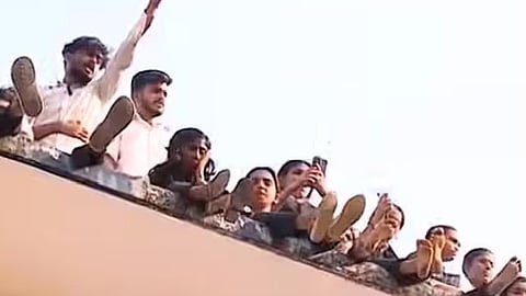 കോളെജ് കെട്ടിടത്തിനു മുകളിൽ കയറി ആത്മഹത്യാ ഭാഷണി മുഴക്കുന്ന വിദ്യാർഥികൾ