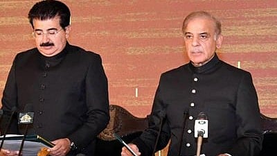 ഷഹബാസ് ഷരീഫ് സത്യപ്രതിജ്ഞ ചെയ്യുന്നു. പ്രസിഡന്‍റ്  ആരിഫ് ആൽവി സമീപം