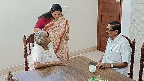 പി.സി. തോമസ്  കുട്ടിയമ്മ മാണിയുമായി സംസാരിക്കുന്നു