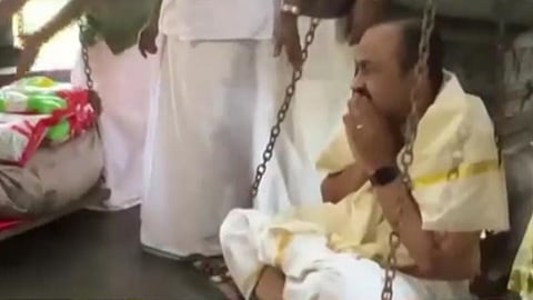 പ്രതിപക്ഷ നേതാവ് വിഡി സതീശന് ഭവതി ക്ഷേത്രത്തിൽ 75 കിലോ പഞ്ചസാരകൊണ്ട് തുലാഭാരം