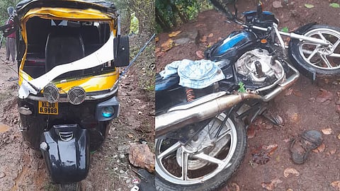 അഗളിയിൽ കാട്ടാന തകർത്ത ഓട്ടോയും ബൈക്കും