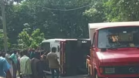 mini bus accident one death at pathanamthitta