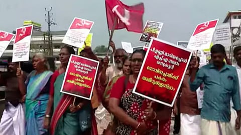 'Ameerul Islam replaces Govindachamy'; Rebels protest at Karunagappally CPM with placards