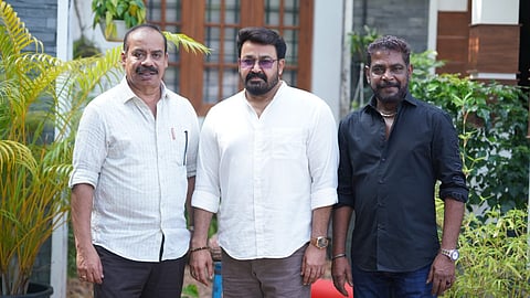 Sathyan Anthikad, Mohanlal, Antony Perumbavur at Hridayapoorvam movie set