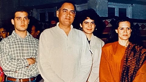 Rajiv Gandhi with son Rahul, daughter Priyanka and wife Sonia
