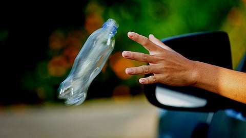 9446700800 എന്ന വാട്‌സ്ആപ്പ് നമ്പറാണ് ഇതിനായി ഉപയോഗിക്കുന്നത്. പരാതികൾ തദ്ദേശസ്ഥാപനങ്ങൾ പരിശോധിച്ചതിനുശേഷം നടപടി സ്വീകരിക്കും. 