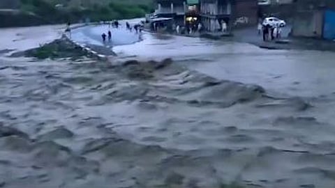 20 killed over 150 injured as heavy rains in pakistan