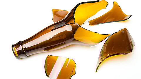 clash at bar, woman stab youth