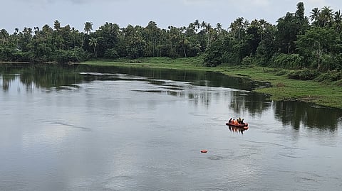 പുഴയിൽ ചാടിയ വ്യക്തിയുടേതെന്നു സംശയിക്കുന്ന ബൈക്ക് പാലത്തിൽ കണ്ടെത്തി