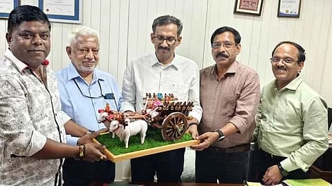 Nashik Malayali Cultural Association office bearers met with NORKA officer