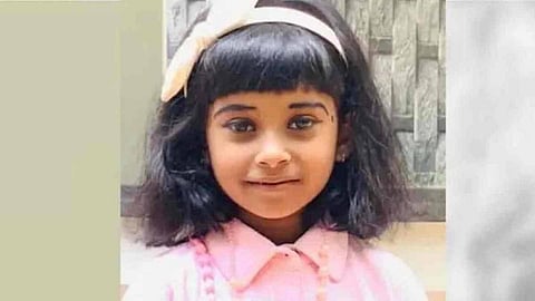 Autorickshaw falls into pothole on road; six-year-old girl dies