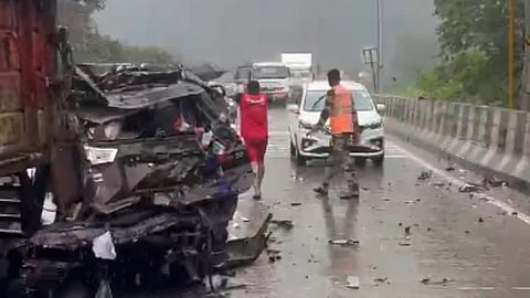truck rams into 20 cars, woman dies,18 injured in mumbai