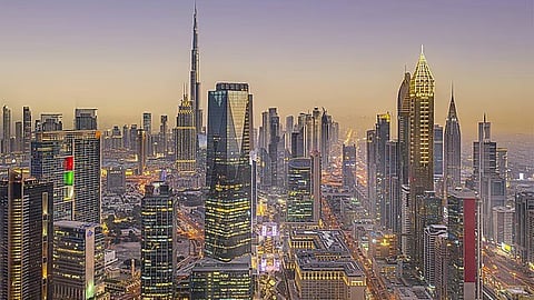 തന്ത്രപ്രധാനമായ സ്ഥാനം, മികച്ച കണക്റ്റിവിറ്റി, ലോകോത്തര അടിസ്ഥാന സൗകര്യങ്ങൾ എന്നിവ ദുബായ് നഗരത്തെ പ്രിയപ്പെട്ട ആഗോള യാത്രാ ലക്ഷ്യസ്ഥാനമാക്കി മാറ്റുന്നത്തിൽ നിർണായക പങ്ക് വഹിക്കുന്നു