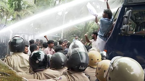 sfi march past against rahul mamkootathil mla