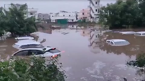 heavy rainfall floods in roads gujarat