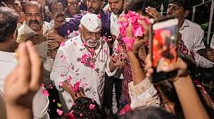 The dad who shook the Mumbai underworld has been released from prison.