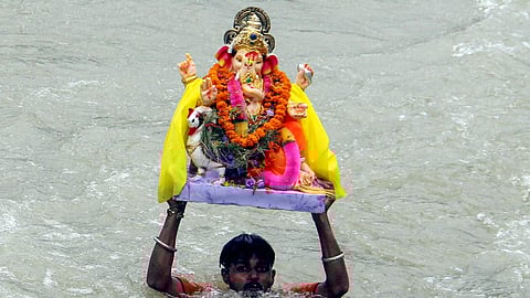 1 Dead 5 Injured After Electric Wire Touches Ganpati Idol During Mumbai Visarjan