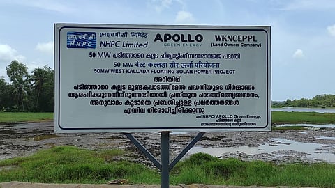 ജലാശയങ്ങളുടെ ഉപരിതലം മാത്രം ഉപയോഗിക്കുന്നതിനാൽ വൻതോതിലുള്ള ഭൂമി ഉപയോഗം ഒഴിവാക്കുകയും ജലാശയങ്ങളുടെ സ്വാഭാവിക തണുപ്പ് വഴി കാര്യക്ഷമത വർധിപ്പിക്കുകയും ചെയ്യുന്നു.