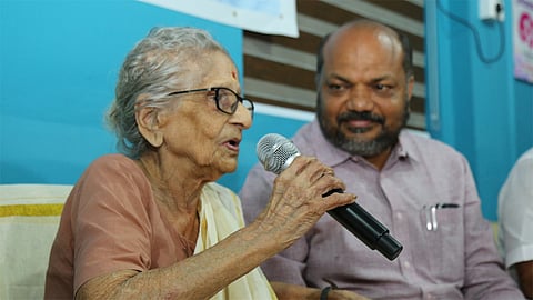 മന്ത്രി പി. രാജീവിന്‍റെ 'ഗ്രന്ഥശാലകൾക്ക് ഒപ്പം' പദ്ധതി; ഡോ. എം. ലീലാവതി പുസ്തക കോർണർ ഉദ്ഘാടനം ചെയ്തു