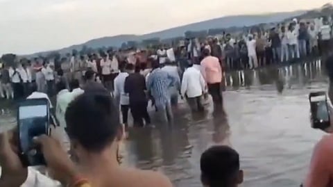  Tractor falls into river, killing ten people