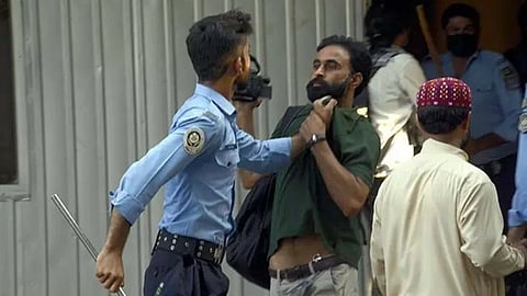 Police attacks Pak journalists over pok protest