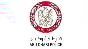 Abu Dhabi Police warns of heavy penalties for parking in the middle of the road